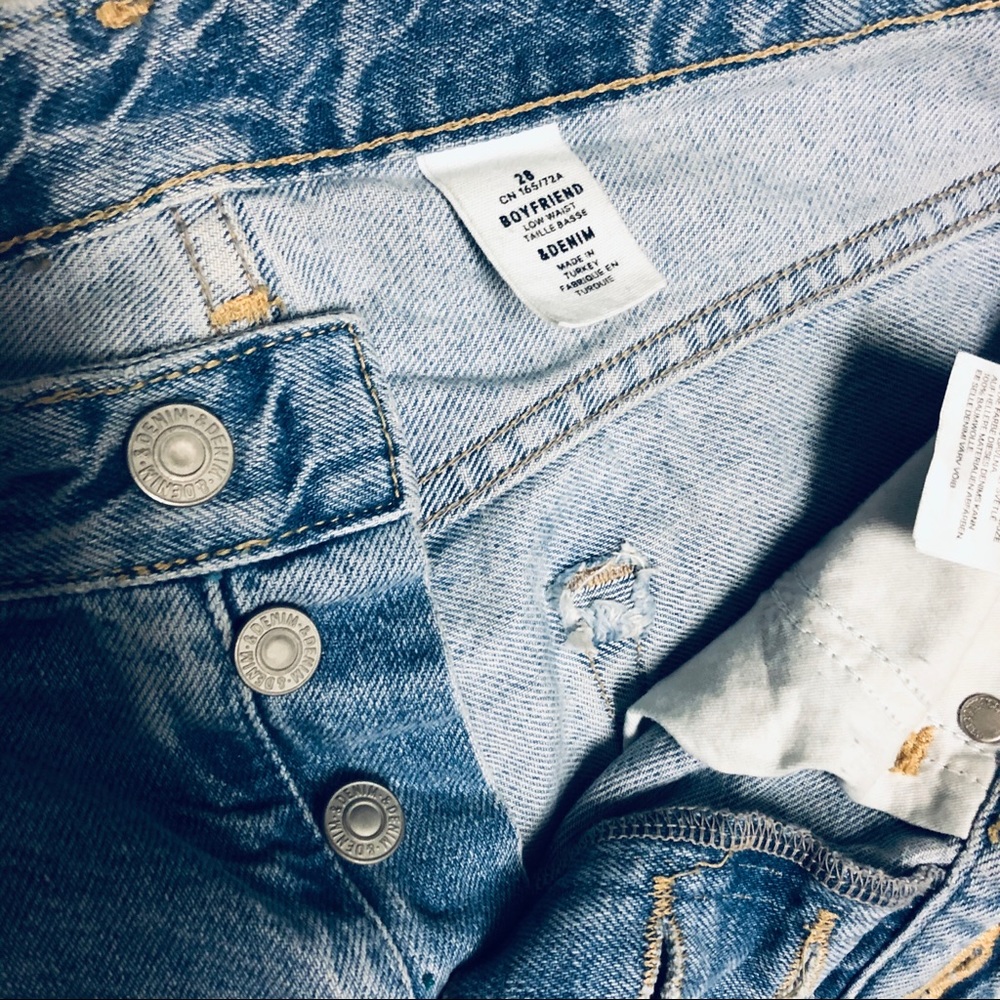 🌟H&M boyfriend ripped jeans 🌟 - Picture 6 of 7